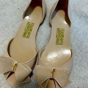 SALVATORE FERRAGAMO
Rubber Bow Accents Sandals